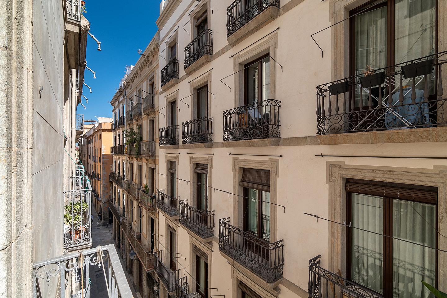  Premium Private Bathroom  -  Modern Coliving Room in the Heart of Vibrant Ciutat Vella, Barcelona Apartment  - Gallery -  26