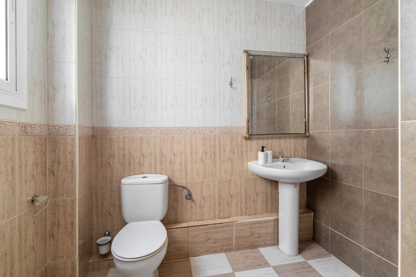  Premium Private Bathroom  -  Modern Coliving Room in the Heart of Vibrant Ciutat Vella, Barcelona Apartment  - Gallery -  2
