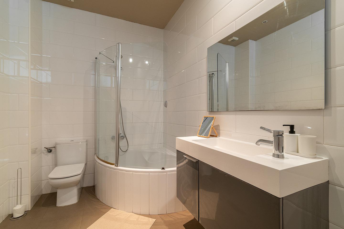  Premium Private Bathroom  -  Modern Coliving Room in the Heart of Vibrant Ciutat Vella, Barcelona Apartment  - Gallery -  38