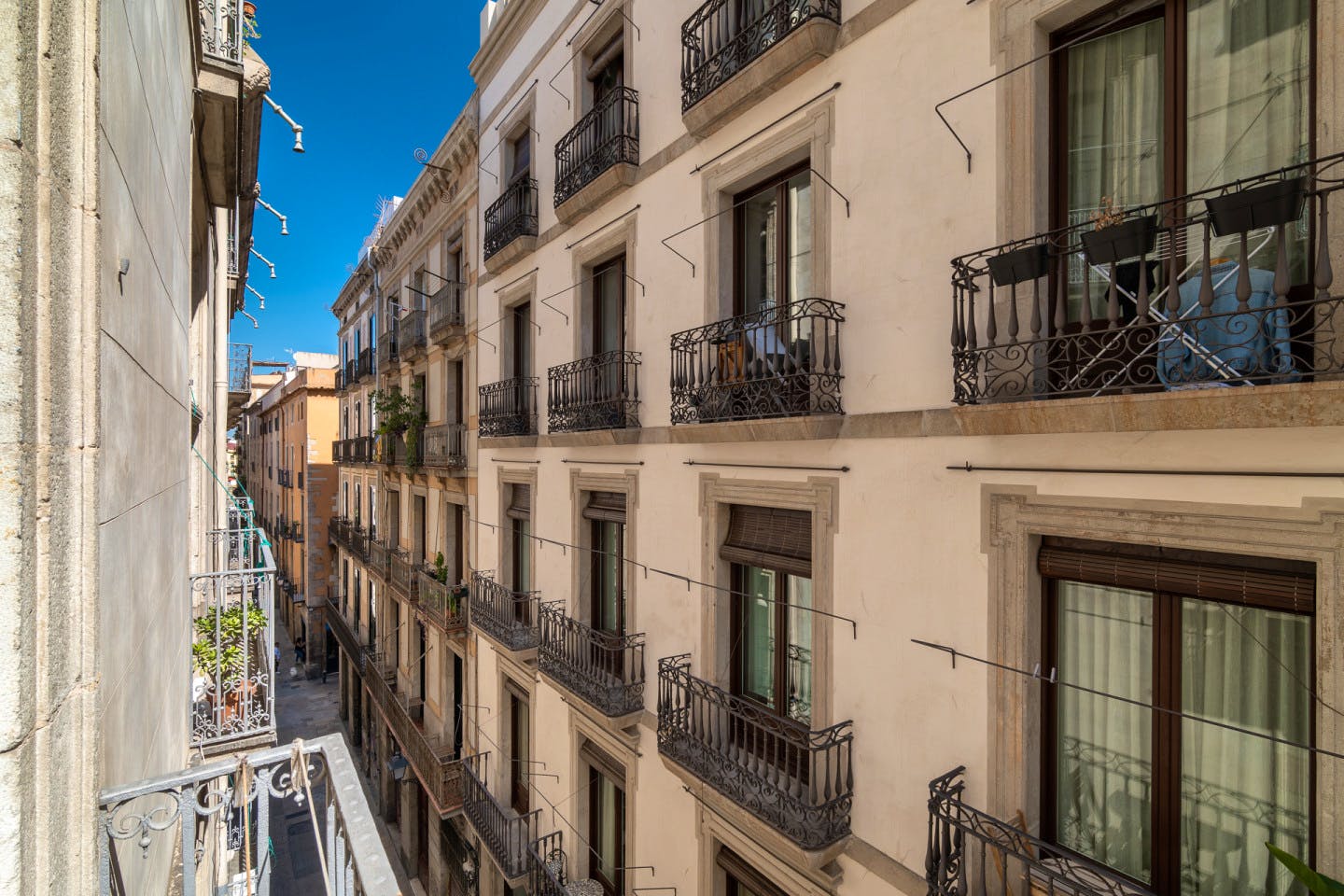  Premium Private Bathroom  -  Modern Coliving Room in the Heart of Vibrant Ciutat Vella, Barcelona Apartment  - Gallery -  6