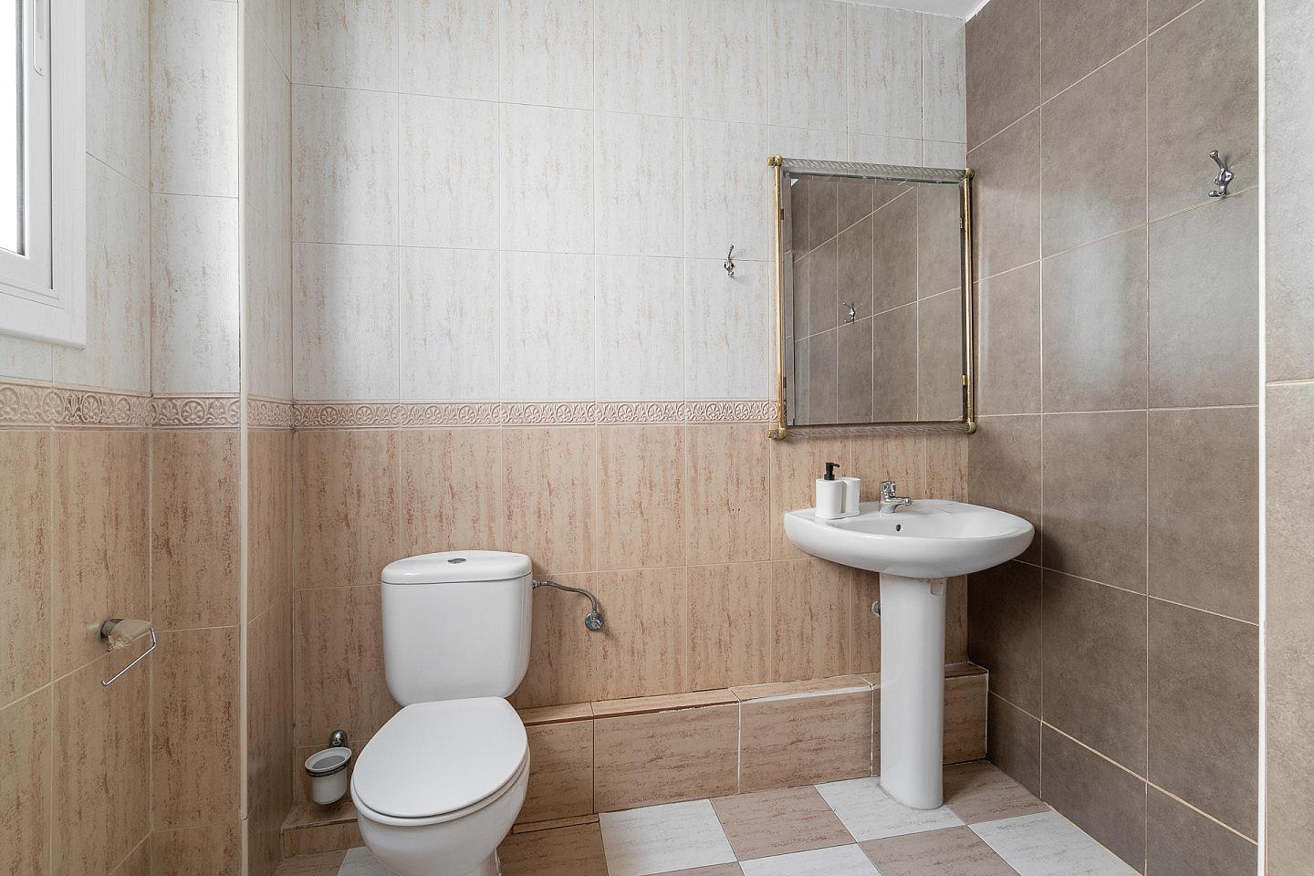  Premium Private Bathroom  -  Modern Coliving Room in the Heart of Vibrant Ciutat Vella, Barcelona Apartment  - Gallery -  32