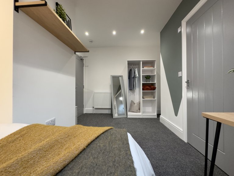  6 Bedroom House, 43  -  Monks Road  - Gallery -  3