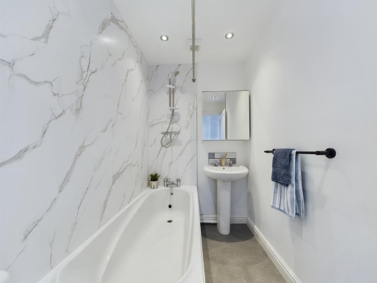  6 Bedroom House, 73  -  West Parade  - Gallery -  7