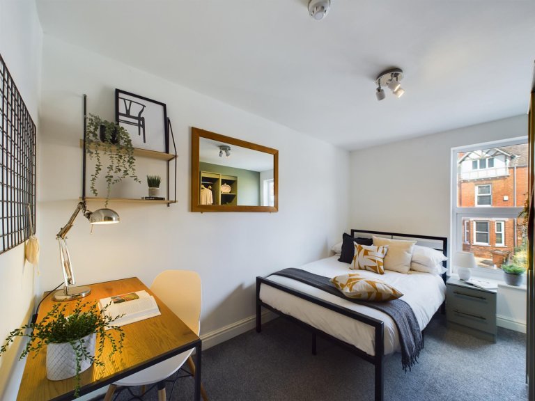  6 Bedroom House, 73  -  West Parade  - Gallery -  4