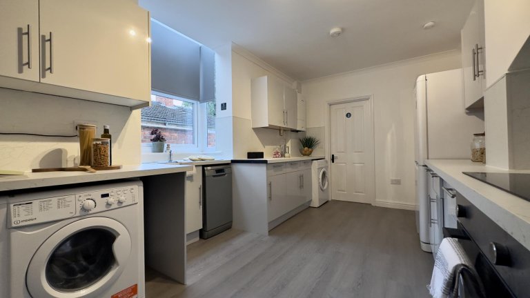  6 Bedroom House, 214  -  West Parade  - Gallery -  1