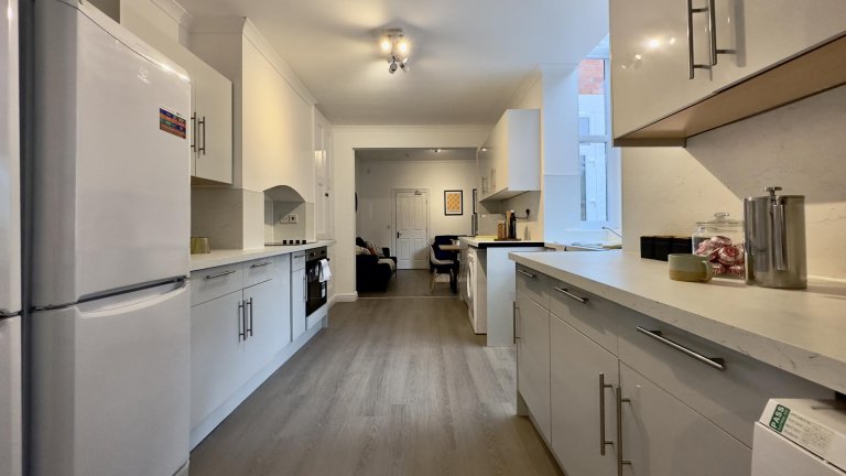  6 Bedroom House, 214  -  West Parade  - Gallery -  8