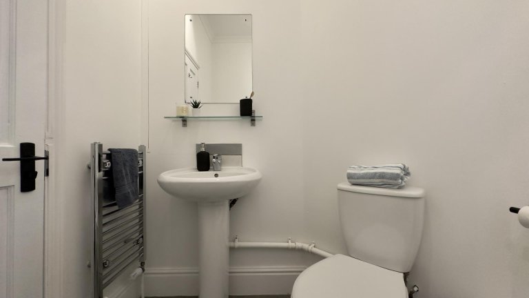  6 Bedroom House, 214  -  West Parade  - Gallery -  3