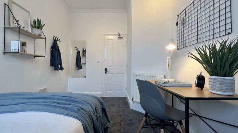  6 Bedroom House, 214  -  West Parade  - Gallery -  2