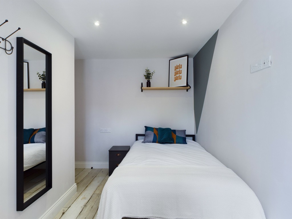 8 Bedroom House - 211 Molyneux Road - 15