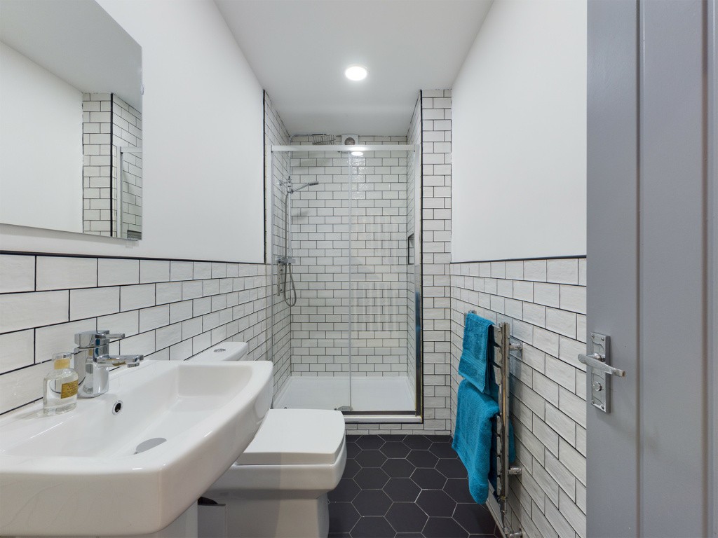 8 Bedroom House - 211 Molyneux Road - 16