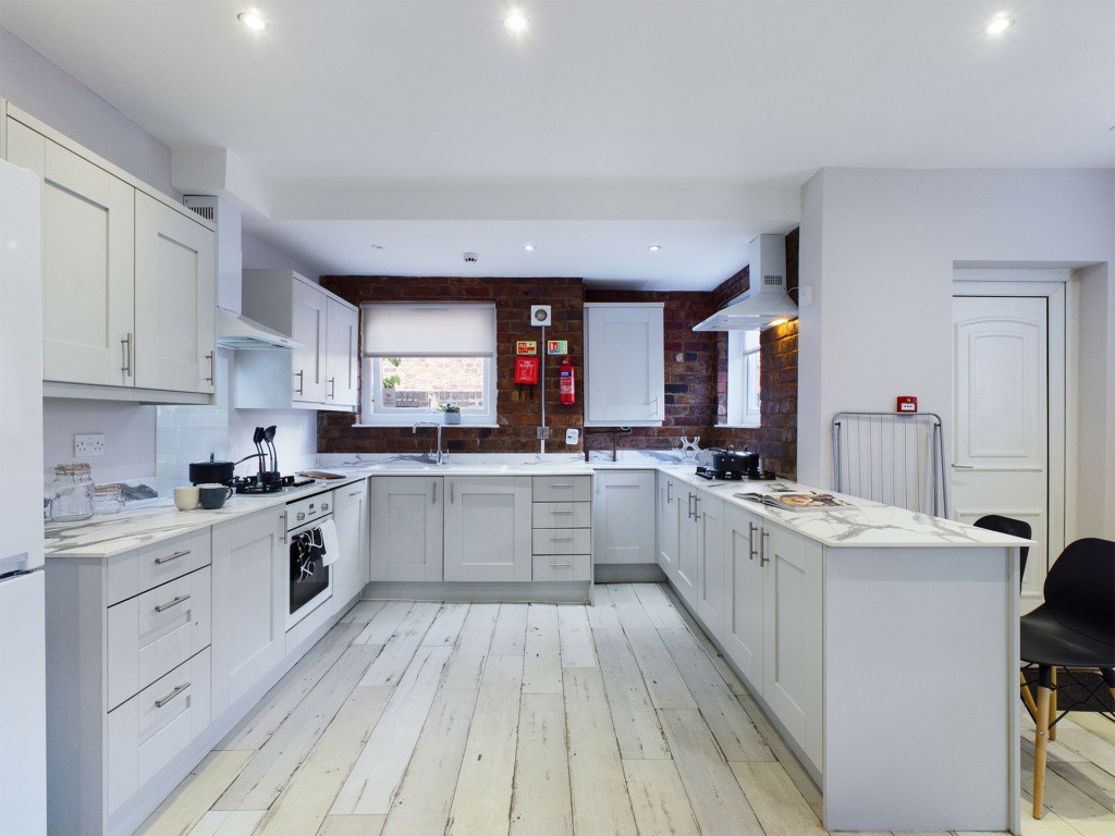 8 Bedroom House - 211 Molyneux Road - 9