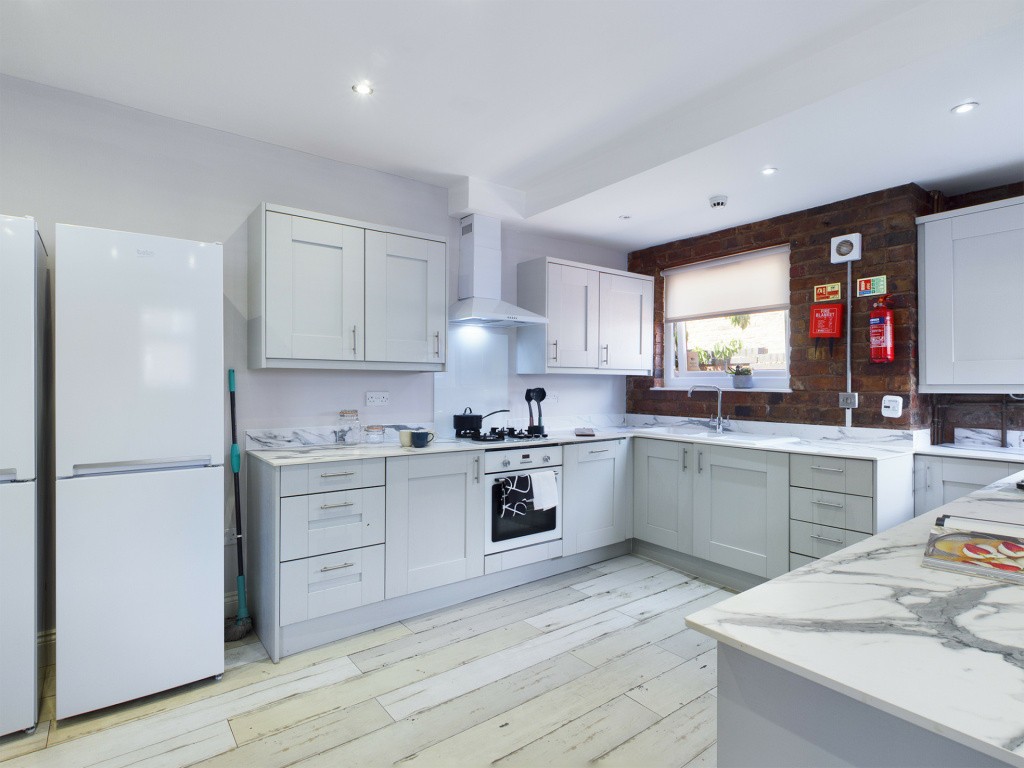 8 Bedroom House - 211 Molyneux Road - 4