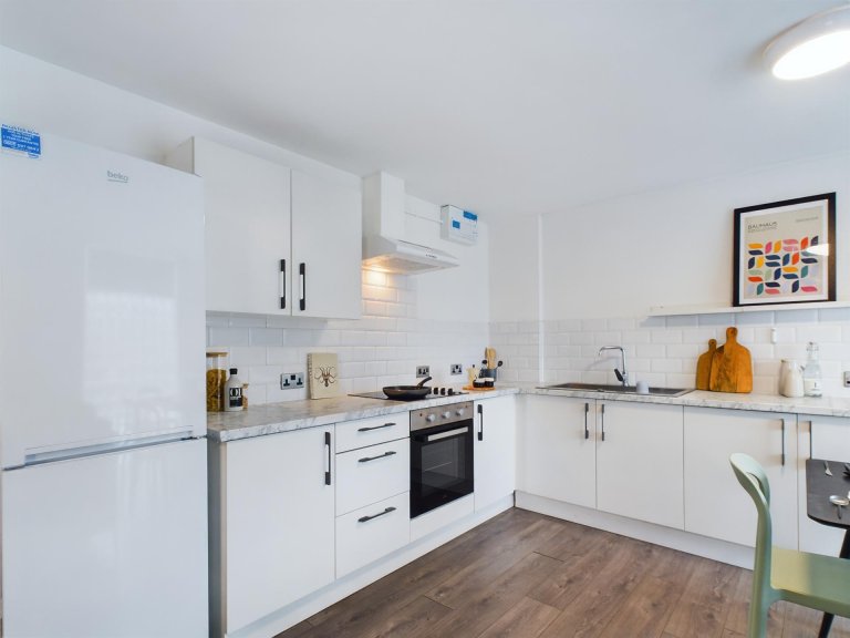  6 Bedroom House - 18 Halsbury Road  -  Halsbury Road  - Gallery -  7