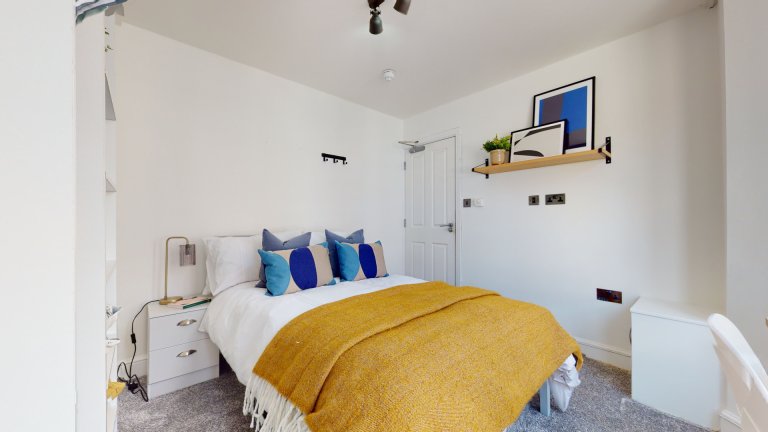  6 Bedroom House - 18 Halsbury Road  -  Halsbury Road  - Gallery -  1