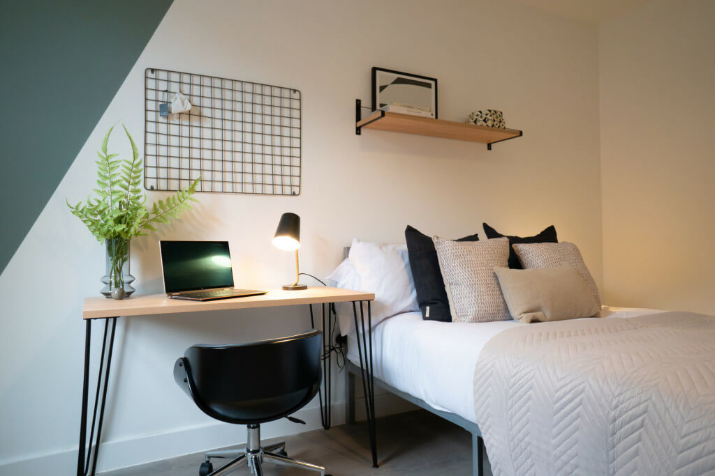  17 Bedroom House - 10 Well Meadow Drive  -  Well Meadow  - Gallery -  6