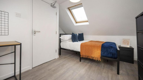 Connaught Road - Rooms