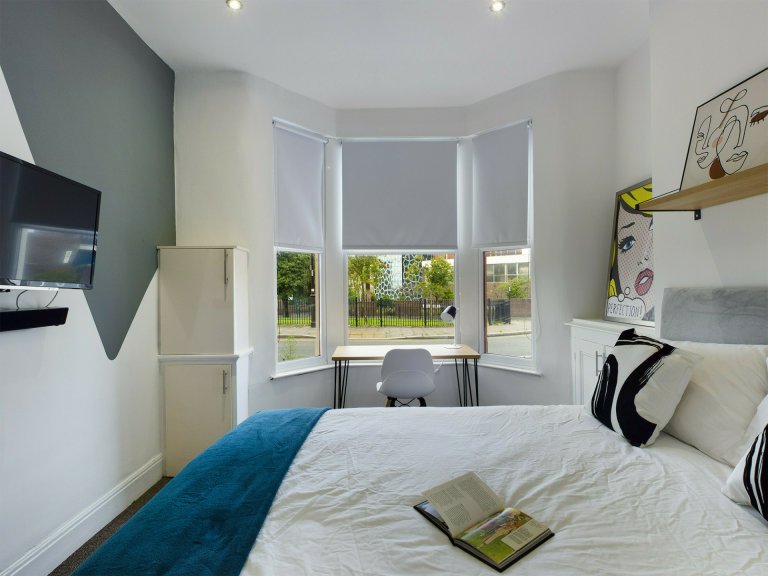 4 Bedroom House, 107 Hall Lane - 3