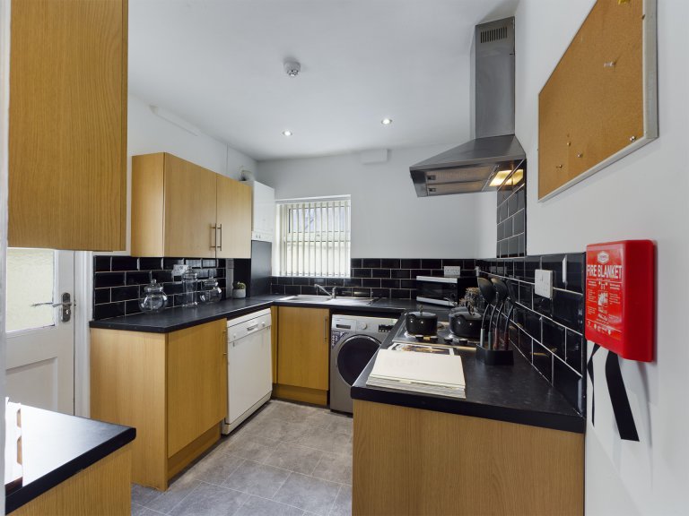 4 Bedroom House, 107 Hall Lane - 5