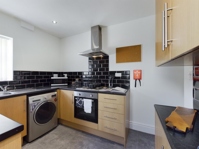 4 Bedroom House, 107 Hall Lane - 4