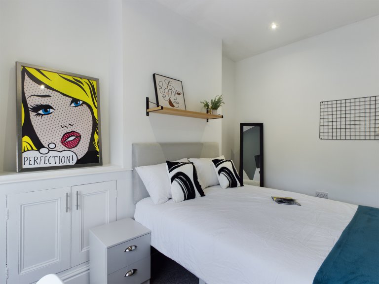 4 Bedroom House, 107 Hall Lane - 1
