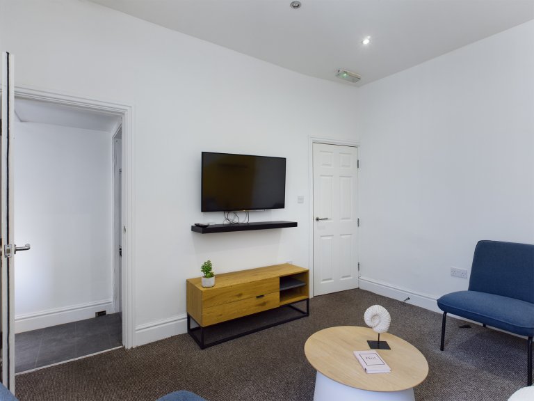 4 Bedroom House, 107 Hall Lane - 6