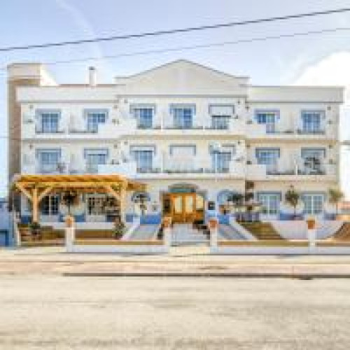 Vibrant Coliving Experience with Pool Near Baleal Beaches