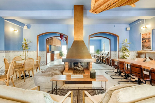 Vibrant Coliving Experience with Pool Near Baleal Beaches