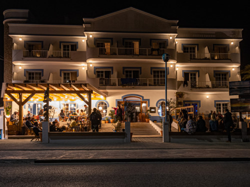 Vibrant Coliving Experience with Pool Near Baleal Beaches