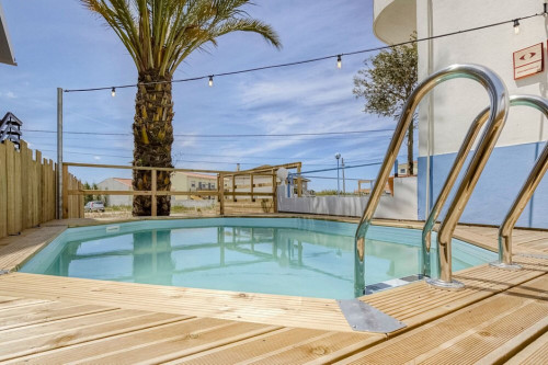 Vibrant Coliving Experience with Pool Near Baleal Beaches