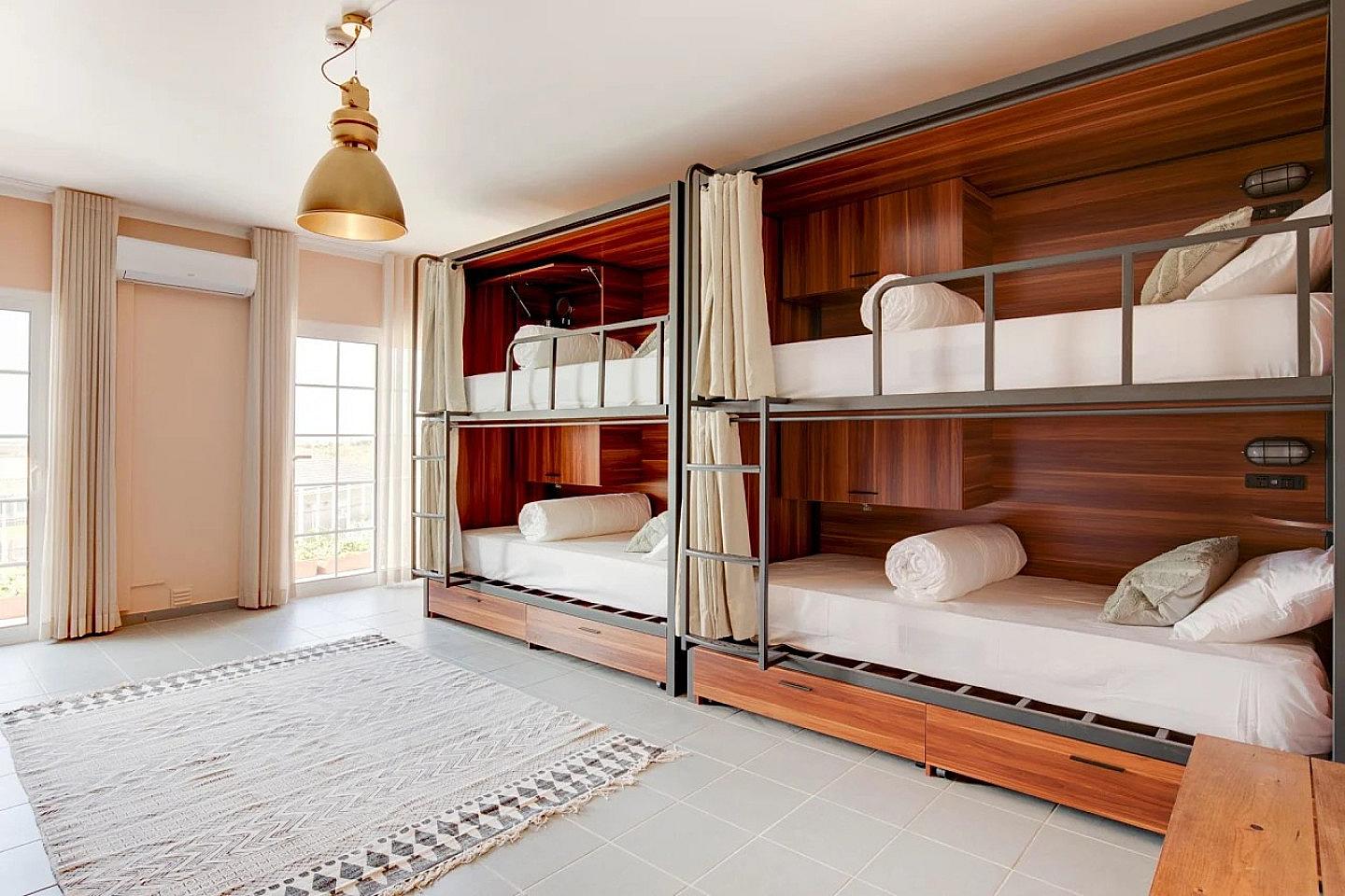 Bed In A 8-Bed Mixed Gender Room - 3