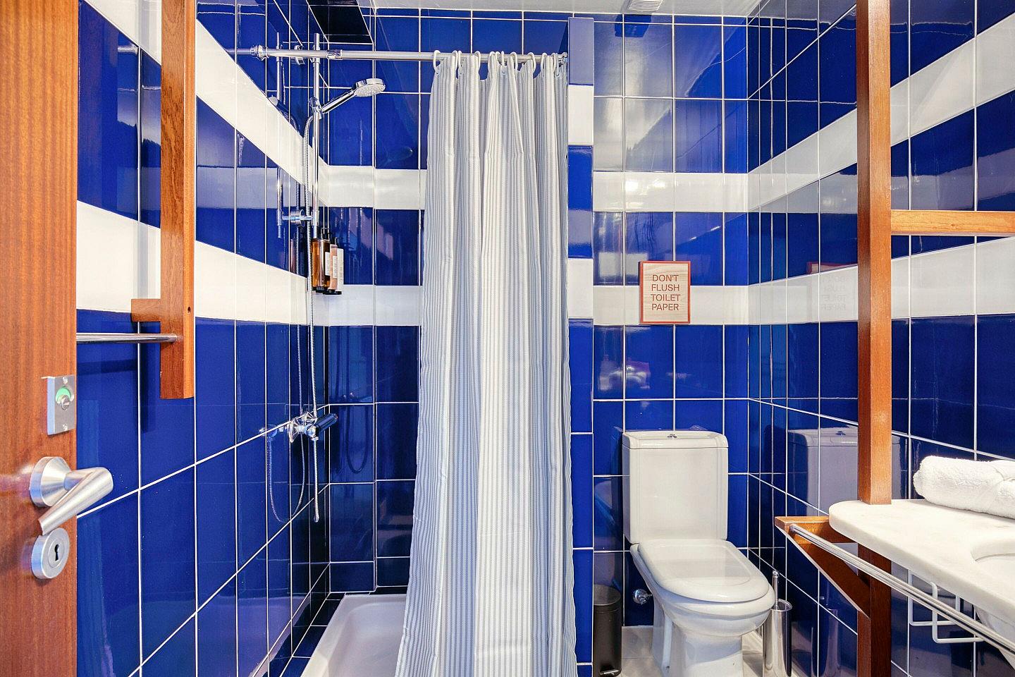 Standard Room (Queen) - Vibrant Coliving Experience with Pool Near Baleal Beaches - Gallery - 6