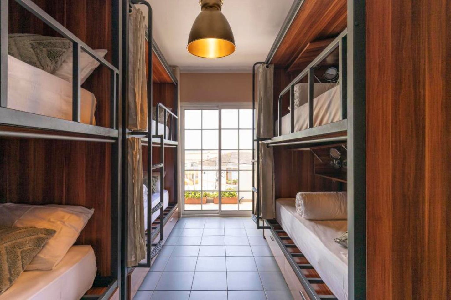 Bed In A 8-Bed Mixed Gender Room - Vibrant Coliving Experience with Pool Near Baleal Beaches - Gallery - 15