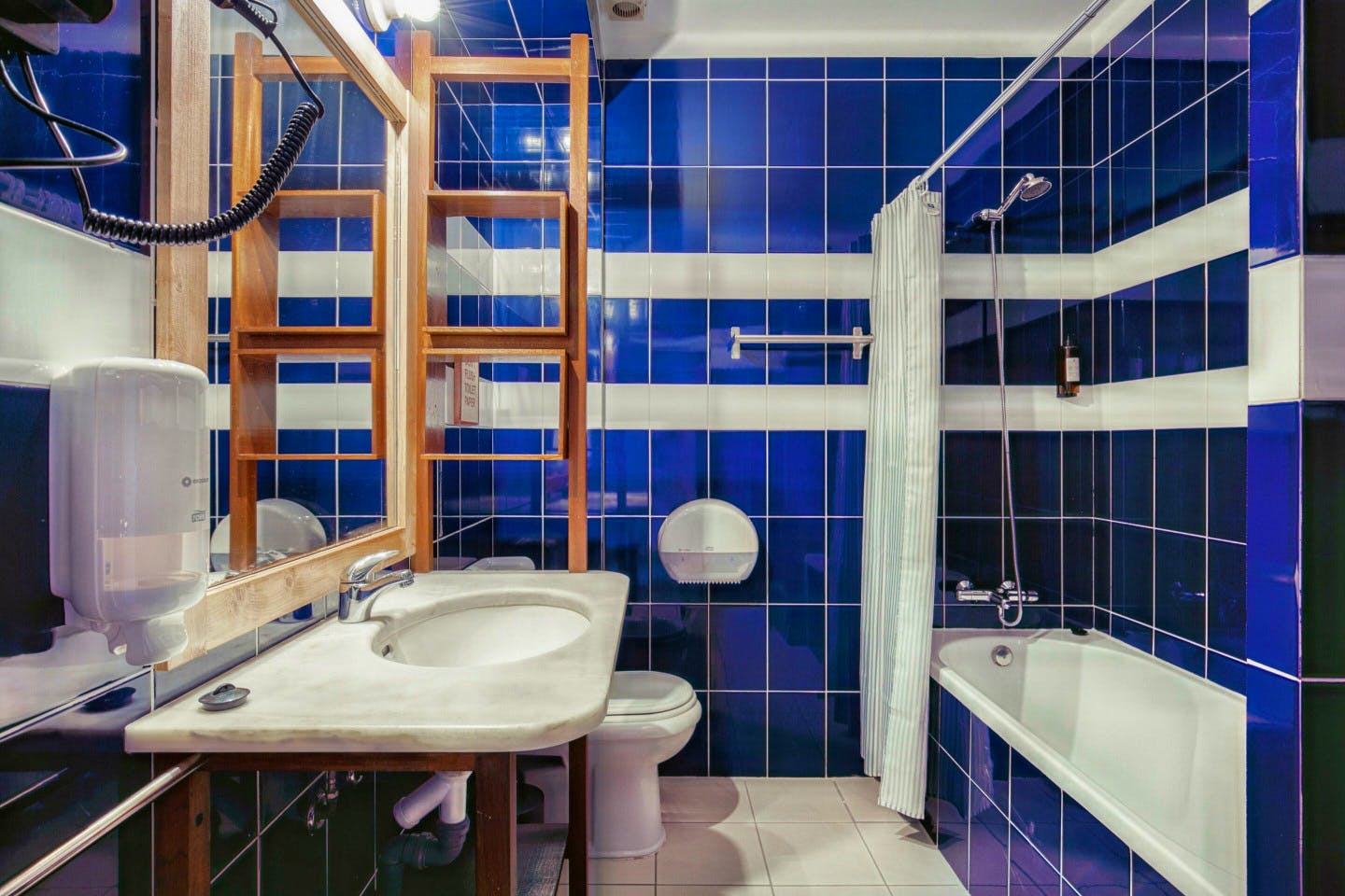 Bed In A 8-Bed Mixed Gender Room - Vibrant Coliving Experience with Pool Near Baleal Beaches - Gallery - 14
