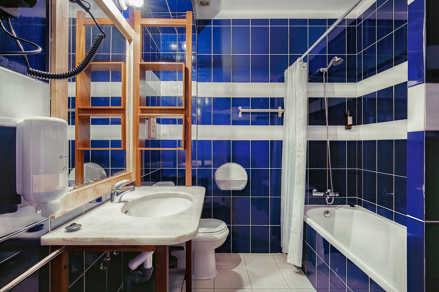 Bed In A 8-Bed Mixed Gender Room - Vibrant Coliving Experience with Pool Near Baleal Beaches - Gallery - 2