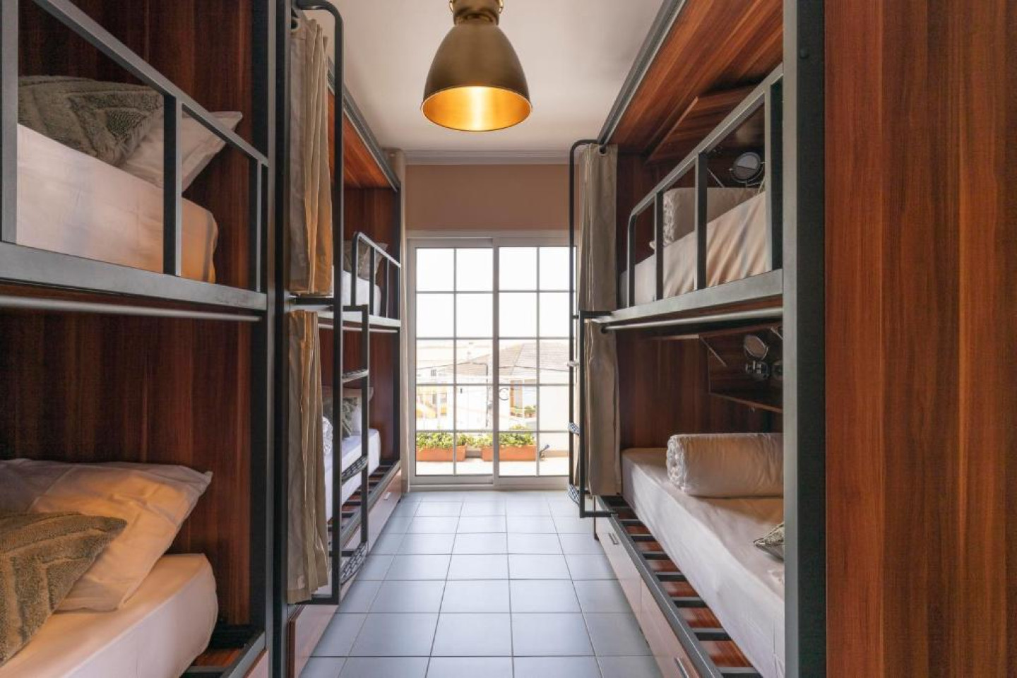 Bed In A 8-Bed Mixed Gender Room - Vibrant Coliving Experience with Pool Near Baleal Beaches - Gallery - 11
