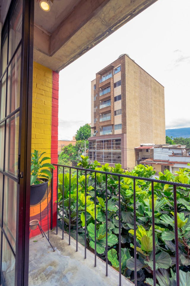 Loft With Green View Balcony - Coliving Studios and Creative Coworking in Medellín's Laureles Neighborhood - Gallery - 4