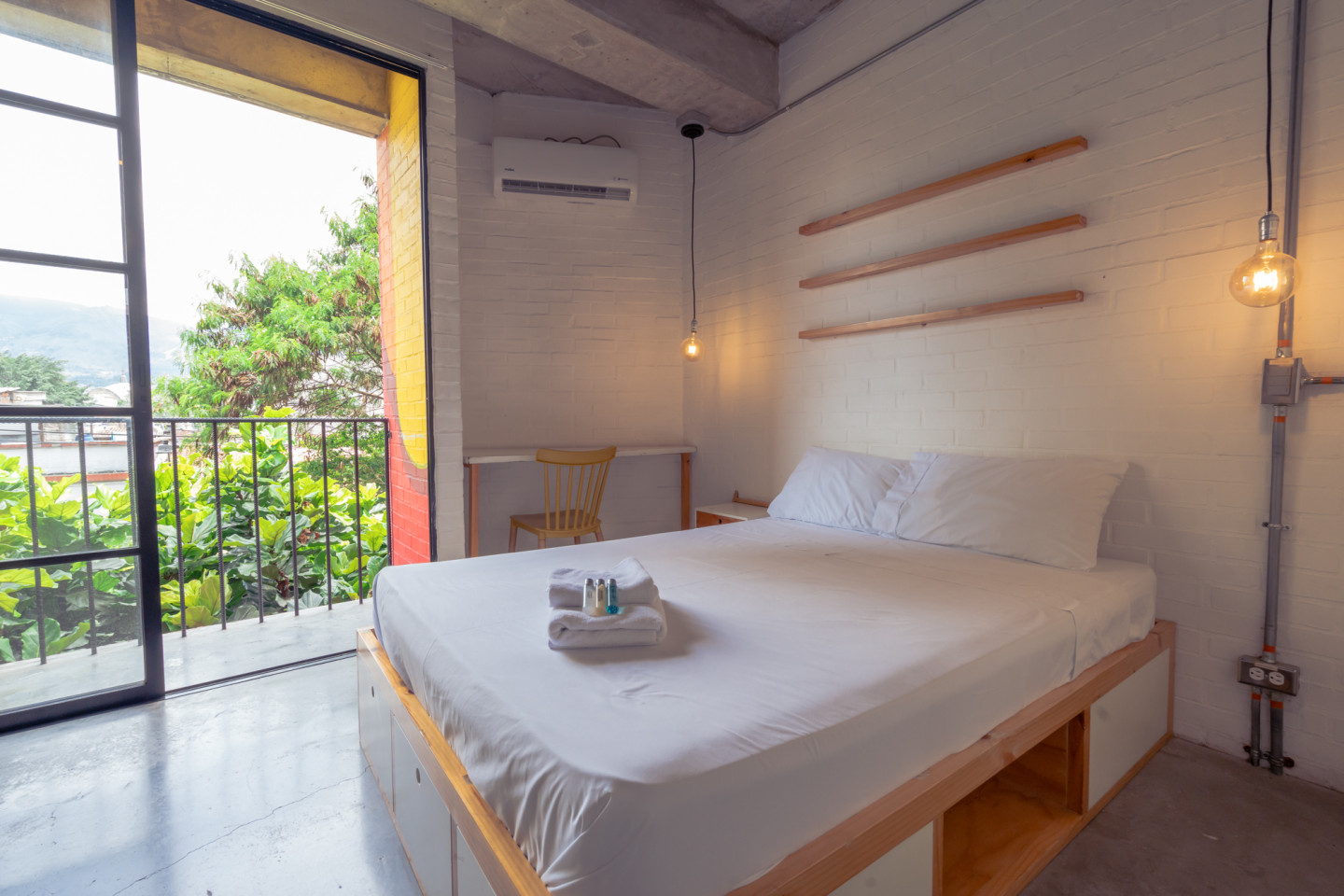 Loft With Green View Balcony - Coliving Studios and Creative Coworking in Medellín's Laureles Neighborhood - Gallery - 6