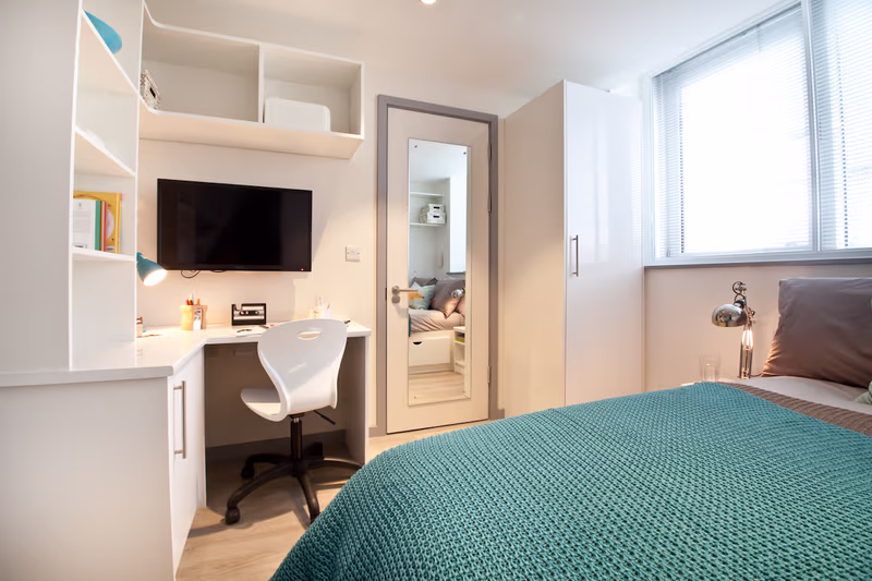 Classic 2 Bed Apartment - Shared Bathroom  -  College Green  - Gallery -  3