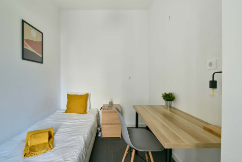Bedroom in a 7-bedroom apartment in R. David Lopes, Lisbon - Room 206