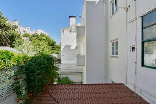 Bedroom in a 7-bedroom apartment in R. David Lopes, Lisbon - Room 206 - Gallery - 5