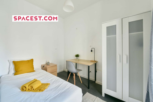 Bedroom in a 7-bedroom apartment in R. David Lopes, Lisbon - Room 206 - Gallery - 6