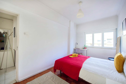 Bedroom in a 5-bedroom apartment in R. Paiva Couceiro, Odivelas - Room 1
