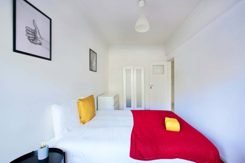 Bedroom in a 5-bedroom apartment in R. Paiva Couceiro, Odivelas - Room 1