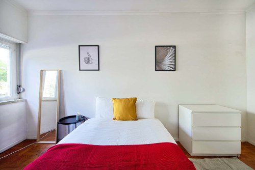 Bedroom in a 5-bedroom apartment in R. Paiva Couceiro, Odivelas - Room 1