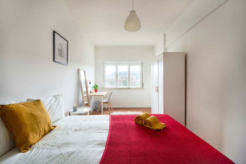 Bedroom in a 5-bedroom apartment in R. Paiva Couceiro, Odivelas - Room 5