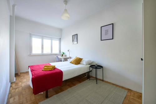 Bedroom in a 5-bedroom apartment in R. Paiva Couceiro, Odivelas - Room 1