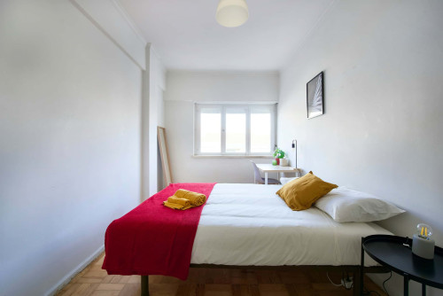 Bedroom in a 5-bedroom apartment in R. Paiva Couceiro, Odivelas - Room 1