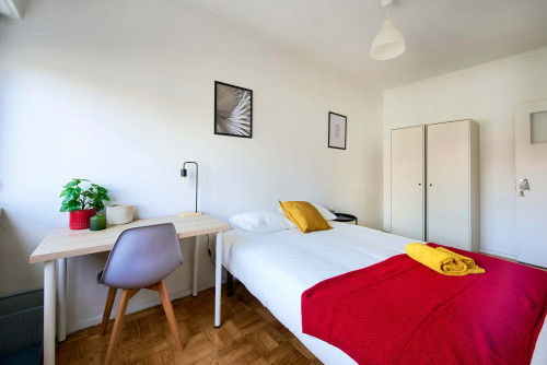Bedroom in a 5-bedroom apartment in R. Paiva Couceiro, Odivelas - Room 1