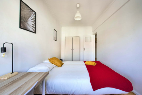 Bedroom in a 5-bedroom apartment in R. Paiva Couceiro, Odivelas - Room 1