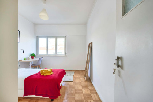 Bedroom in a 5-bedroom apartment in R. Paiva Couceiro, Odivelas - Room 2